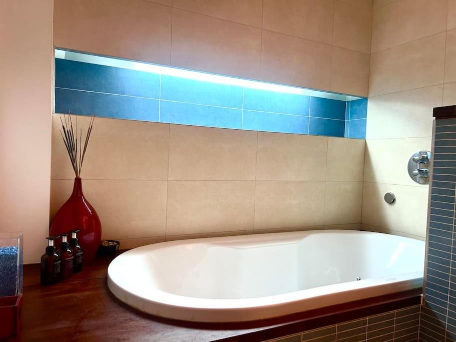 Down Town Spacious Duplex With Private Parking & Game Room Bruksela Zewnętrze zdjęcie
